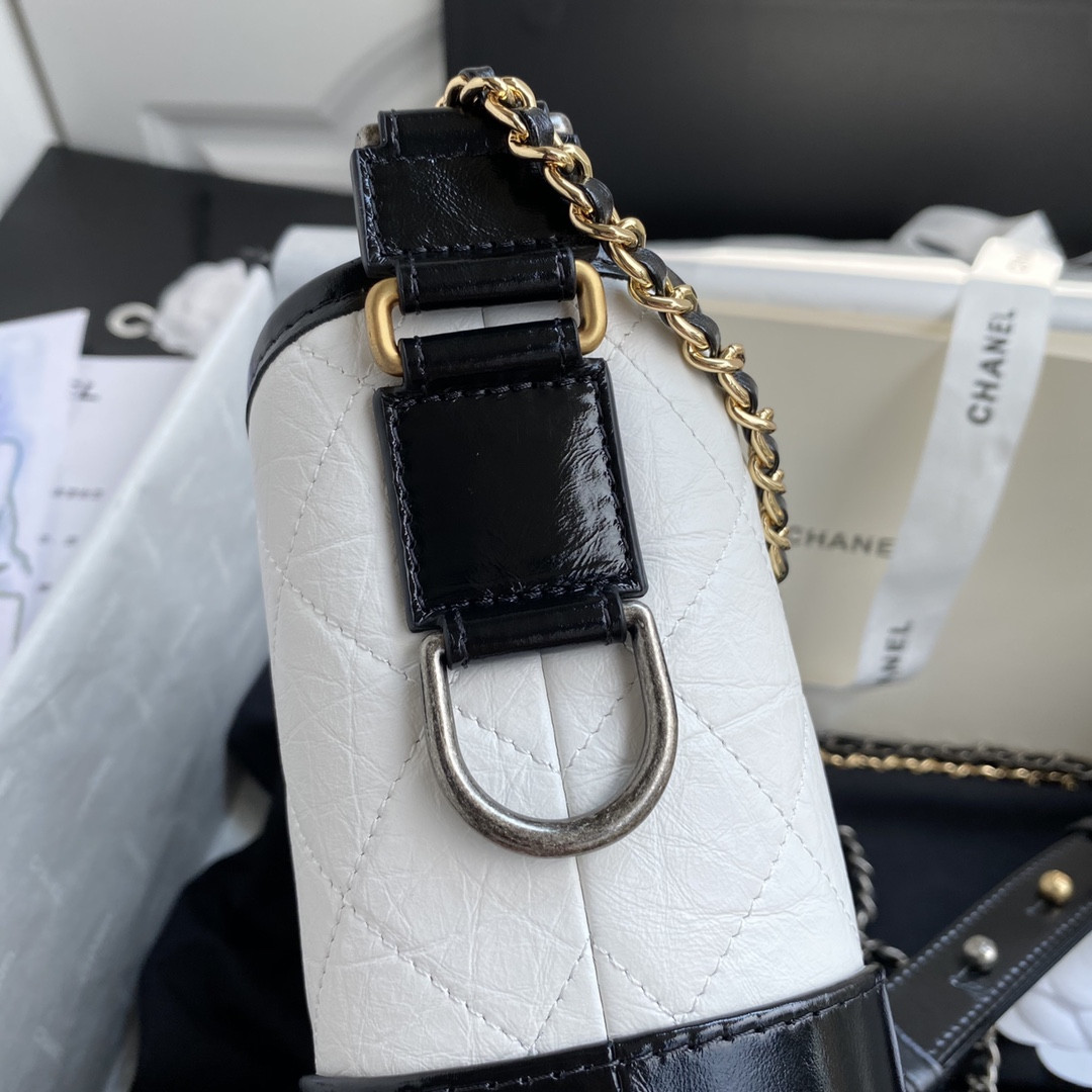 Ch**el Gabrielle SMALL WHITE 20 x 15 x 8cm