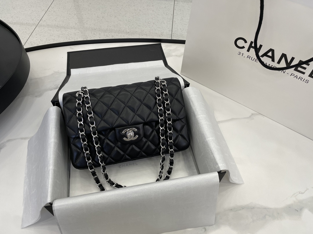Ch**el SMALL CLASSIC HANDBAG Grained Shiny Calfskin & Silver-Tone Metal Black 5.7 × 9 × 2.3 in