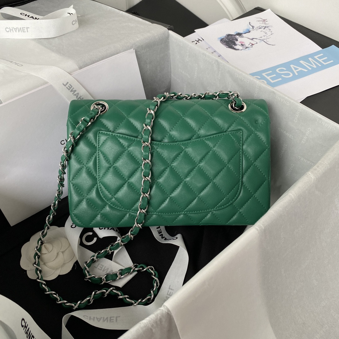 Ch**el SMALL CLASSIC HANDBAG Grained SHINY Calfskin & Silver-Tone Metal Green 5.7 × 9 × 2.3 in