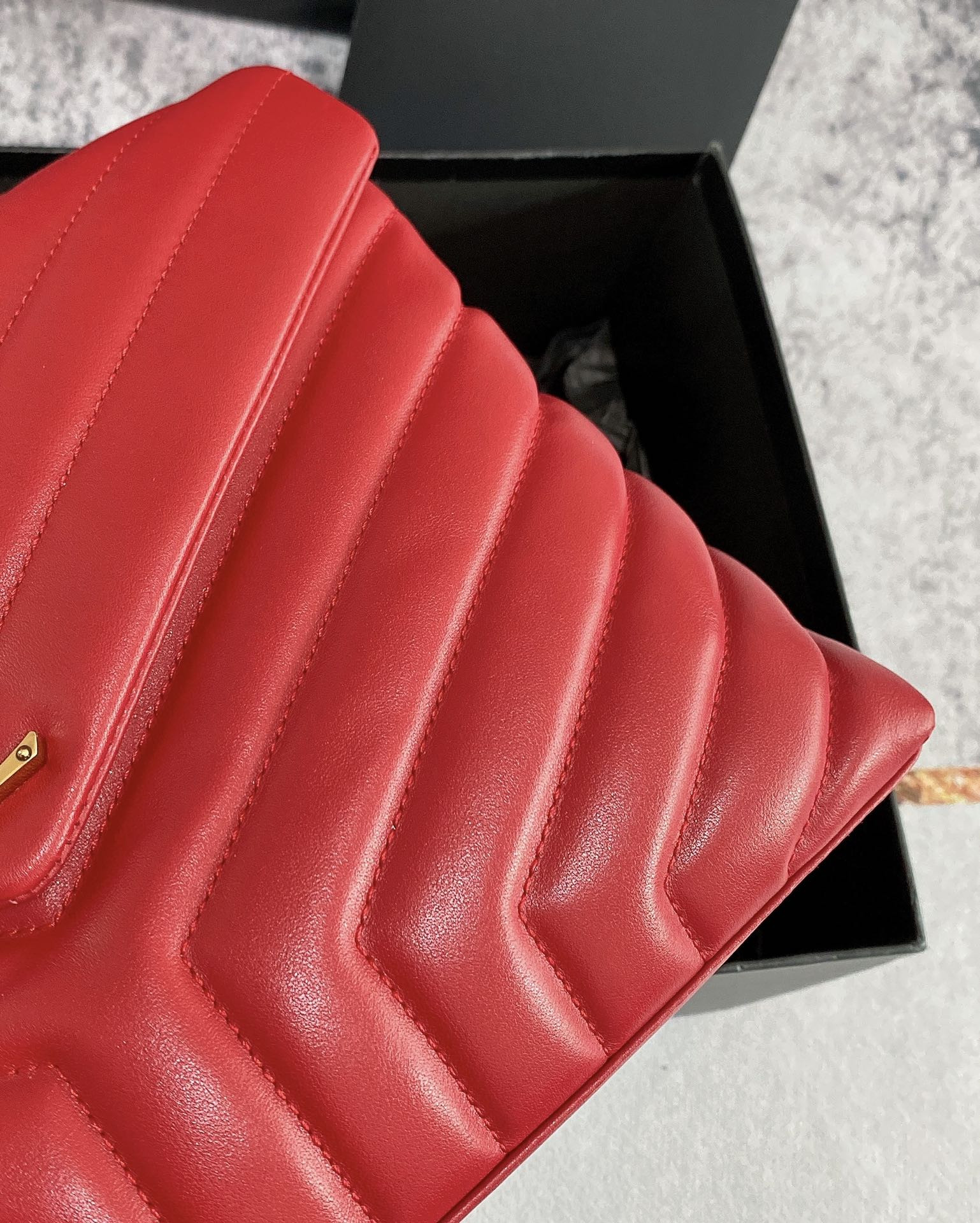 Y51 LOULOU MEDIUM IN QUILTED LEATHER RED 12.5 X 8.6 X 3.5 INCHES