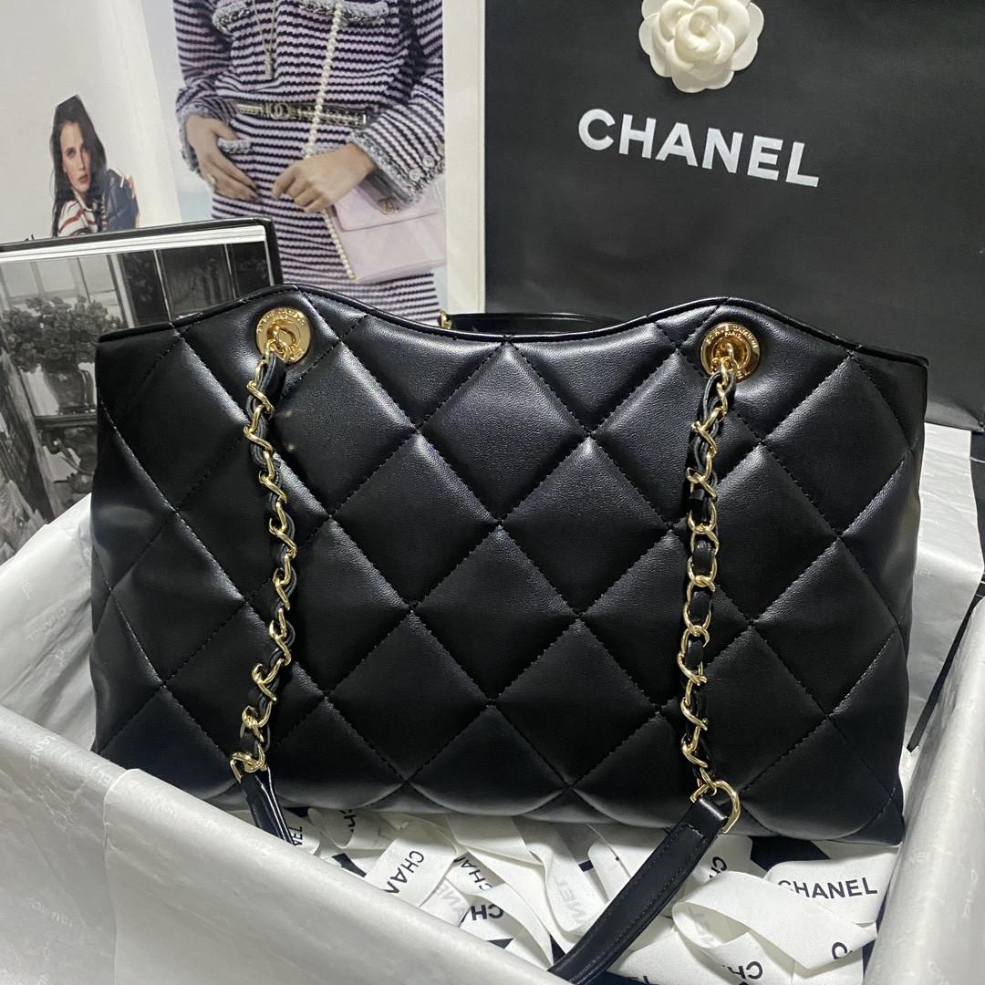 Ch**el Shiny Leather Large Shopper Tote Black 33×21×7.5 cm