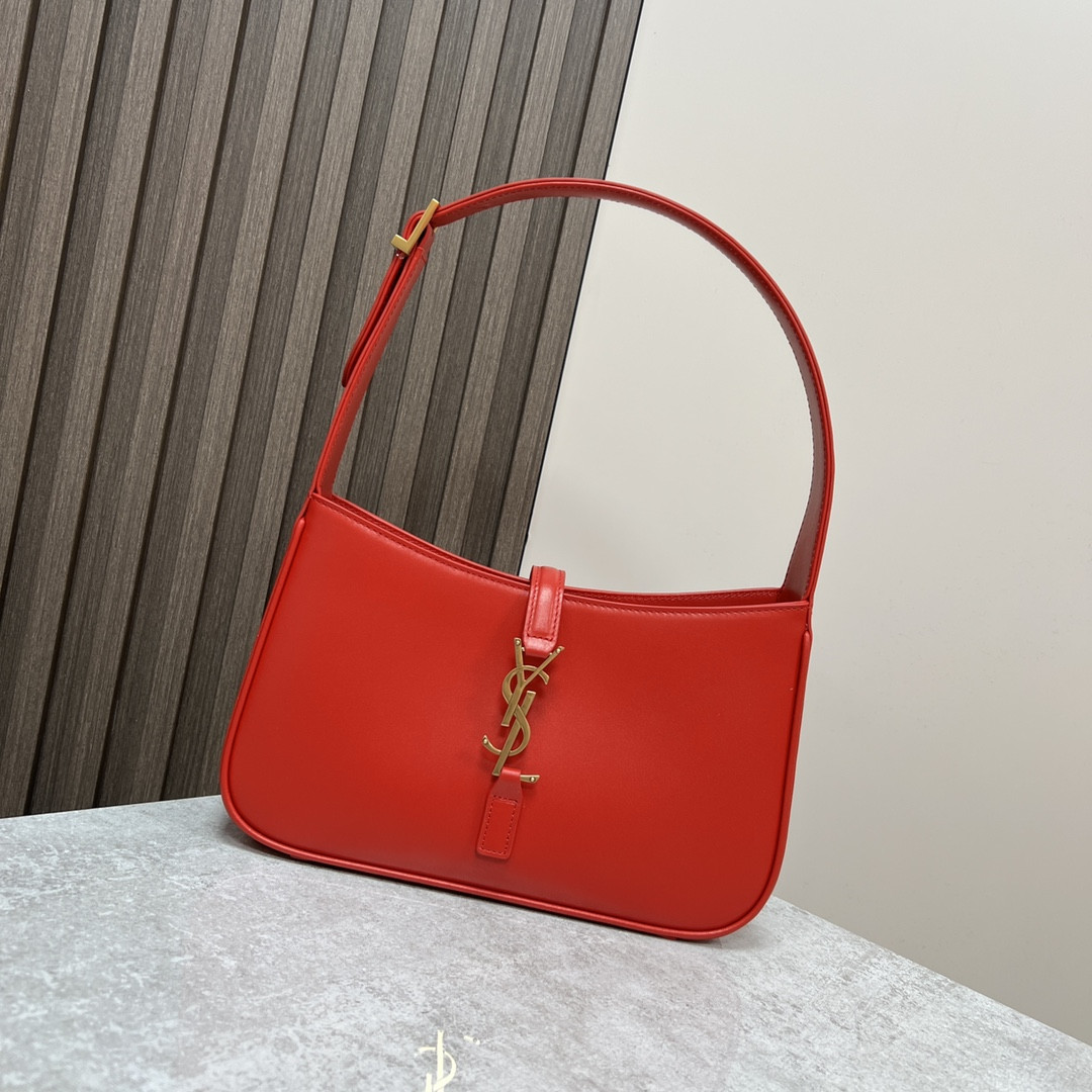 Y51 LE 5 À 7 IN SMOOTH LEATHER SHINY RED 9 X 6.3 X 2.5 INCHES