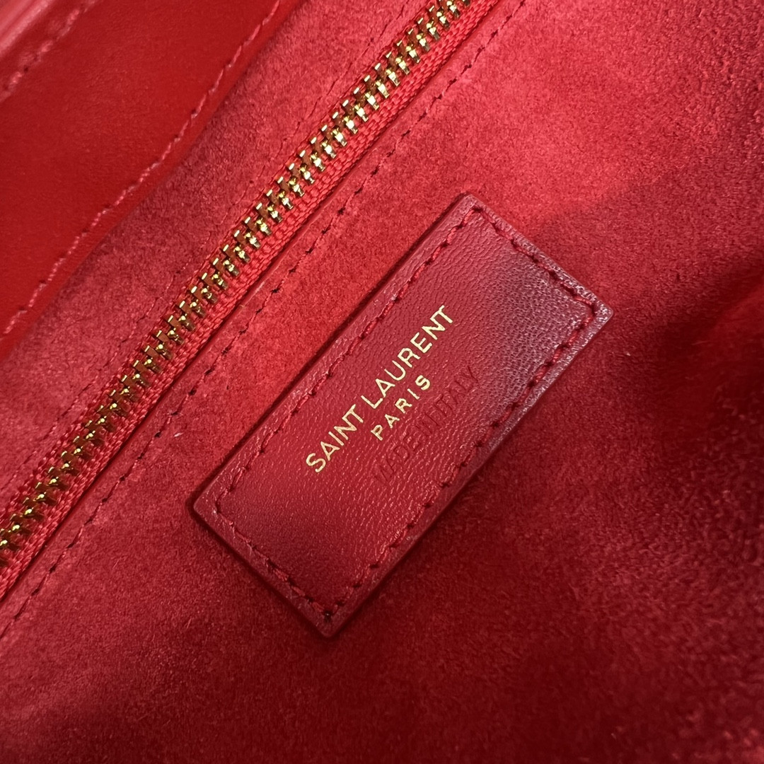 Y51 LE 5 À 7 IN SMOOTH LEATHER SHINY RED 9 X 6.3 X 2.5 INCHES