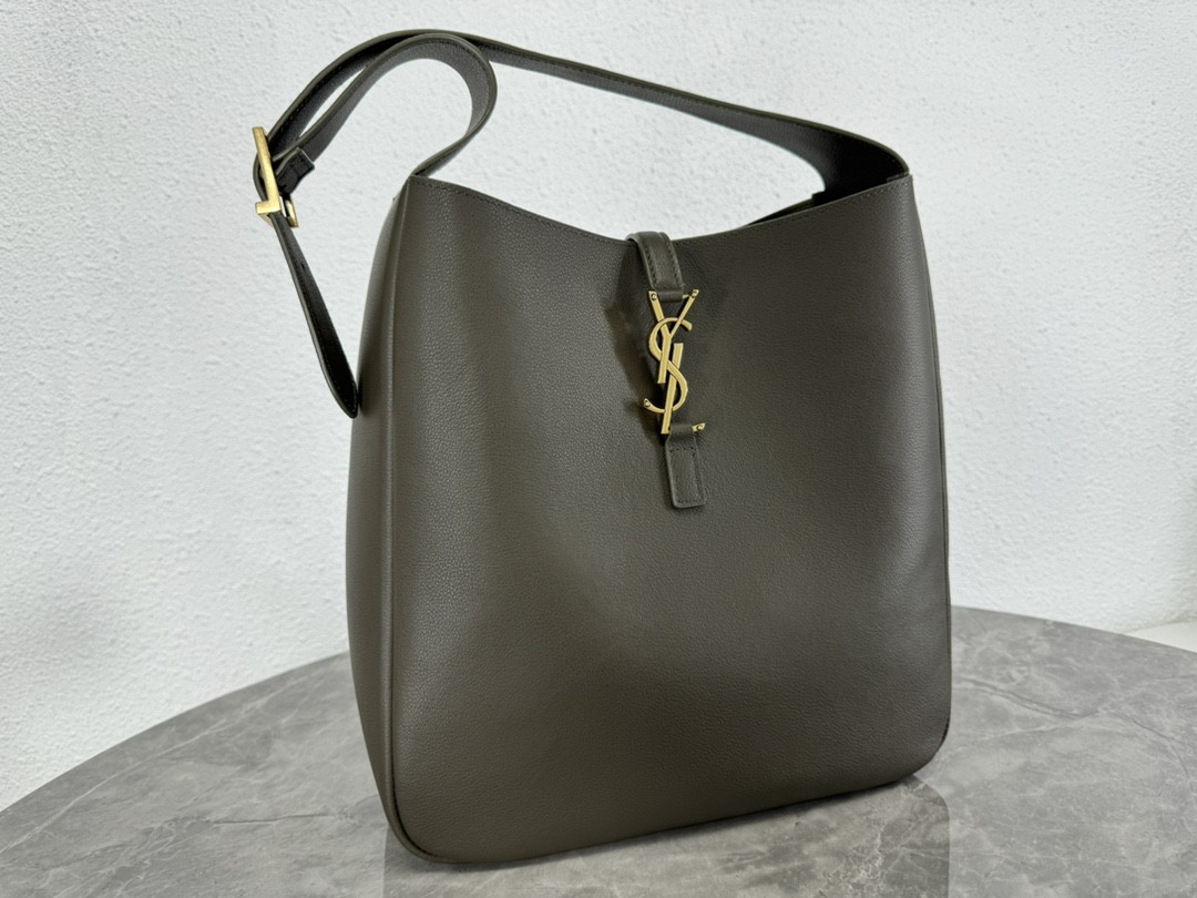 Y51 LE 5 À 7 S*pPLE LARGE IN SMOOTH LEATHER LIGHT MUSK 11.8" X 11" X 4.3"