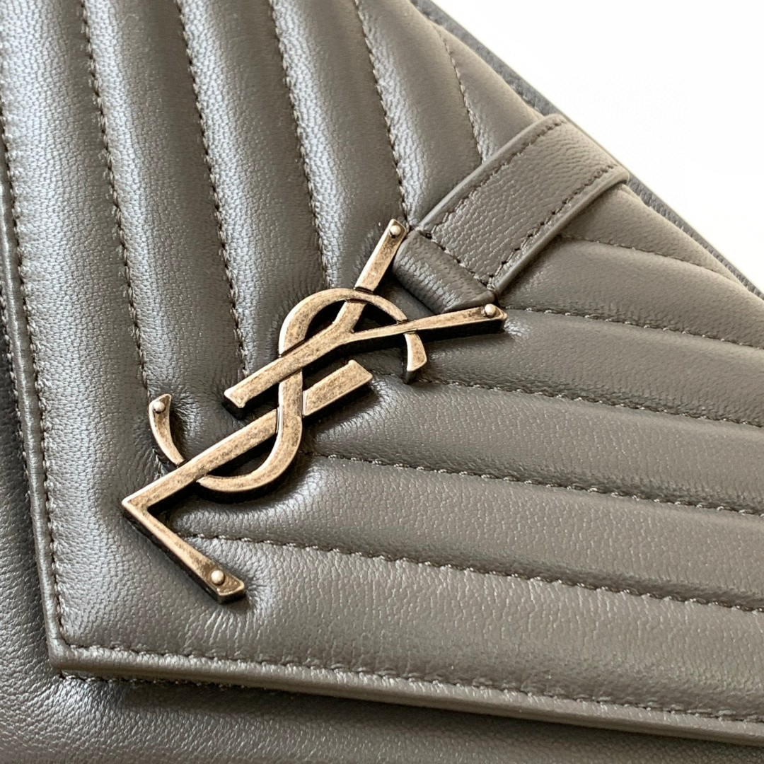 Y51 COLLEGE MEDIUM IN QUILTED LEATHER 9.4 X 6.6 X 2.5 INCHES