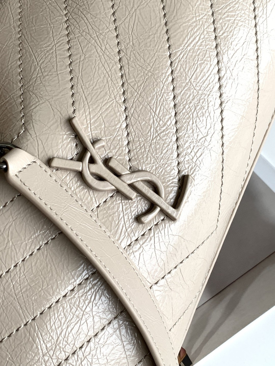 Y51 NIKI SHOPPING IN VINTAGE LEATHER BEIGE 12.9 X 10.6 X 4.5 INCHES