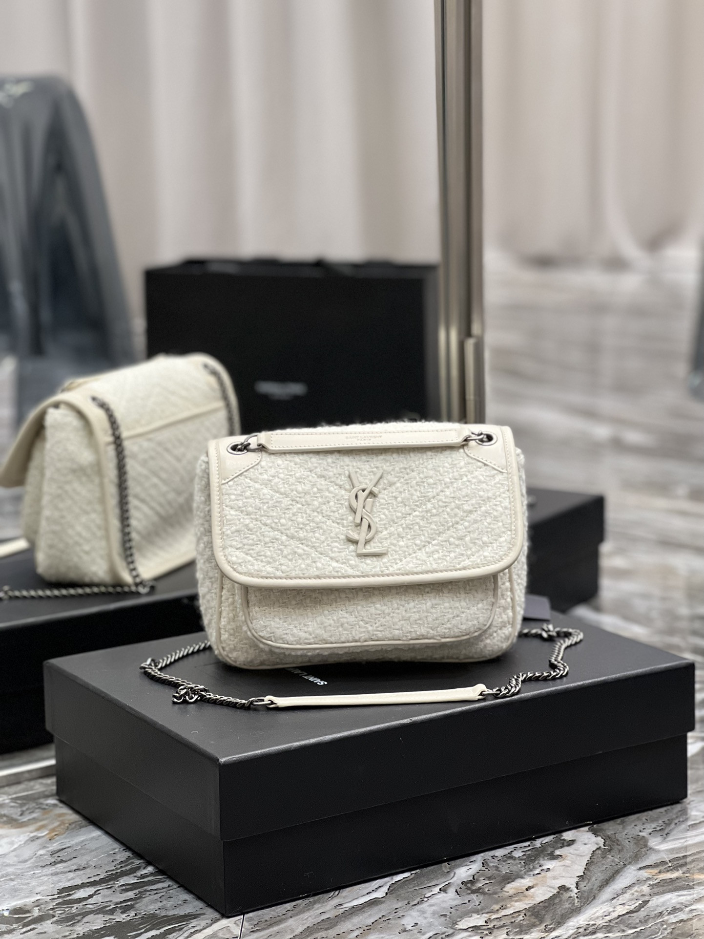 Y51 NIKI MEDIUM IN WHITE 11 X 7.8 X 3.3 INCHES