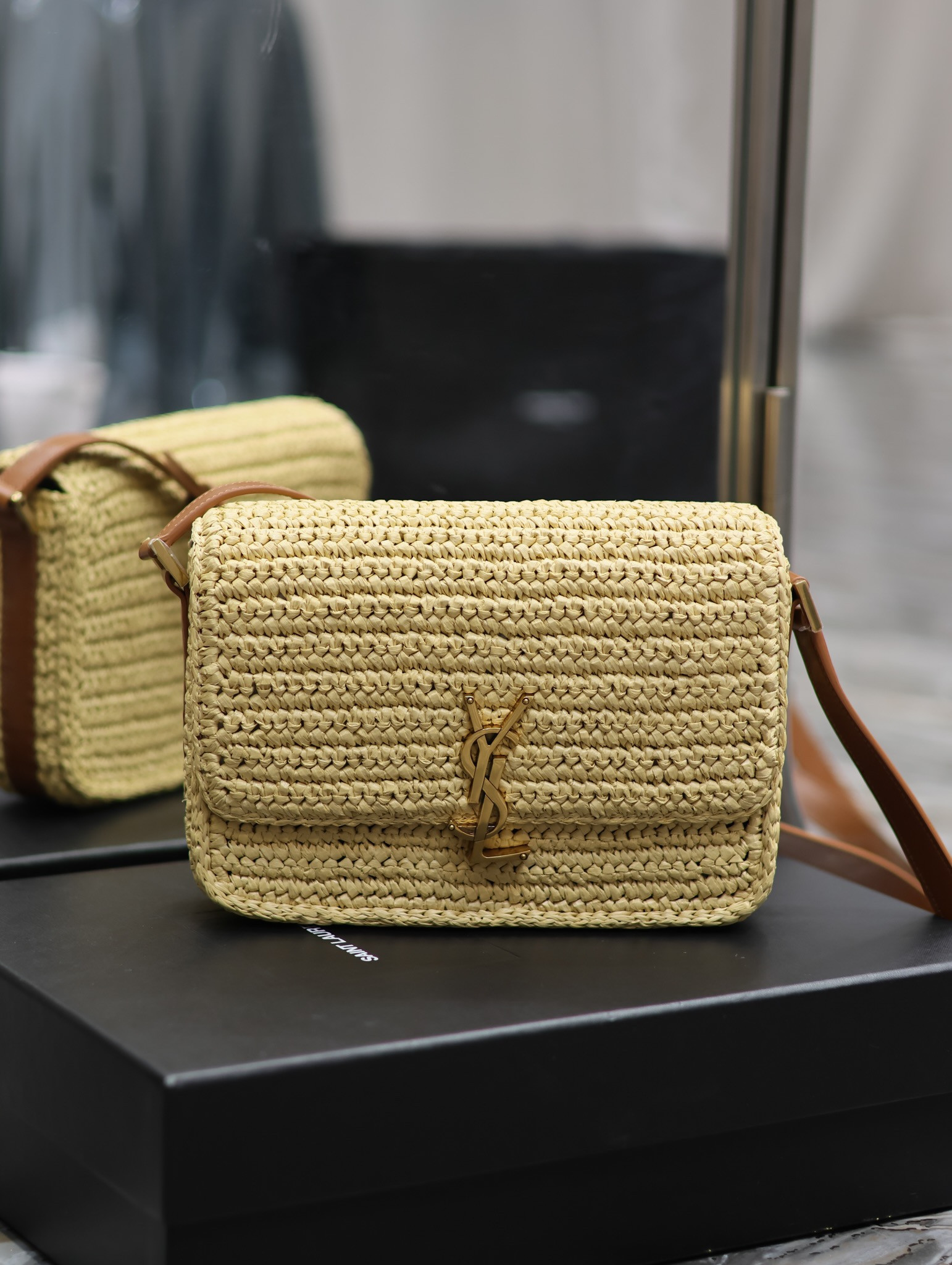 y51 solferino medium in raffia and vegetable-tanned leather naturel and bR1ck 9.1 x 6.3 x 2.4 inches