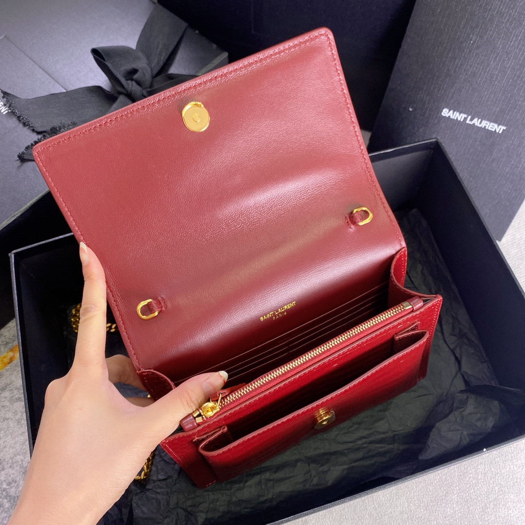Y51 SUNSET CHAIN WALLET IN CROCODILE-EMBOSSED SHINY LEATHER RED 7.4 X 5.5 X 2.1 INCHES