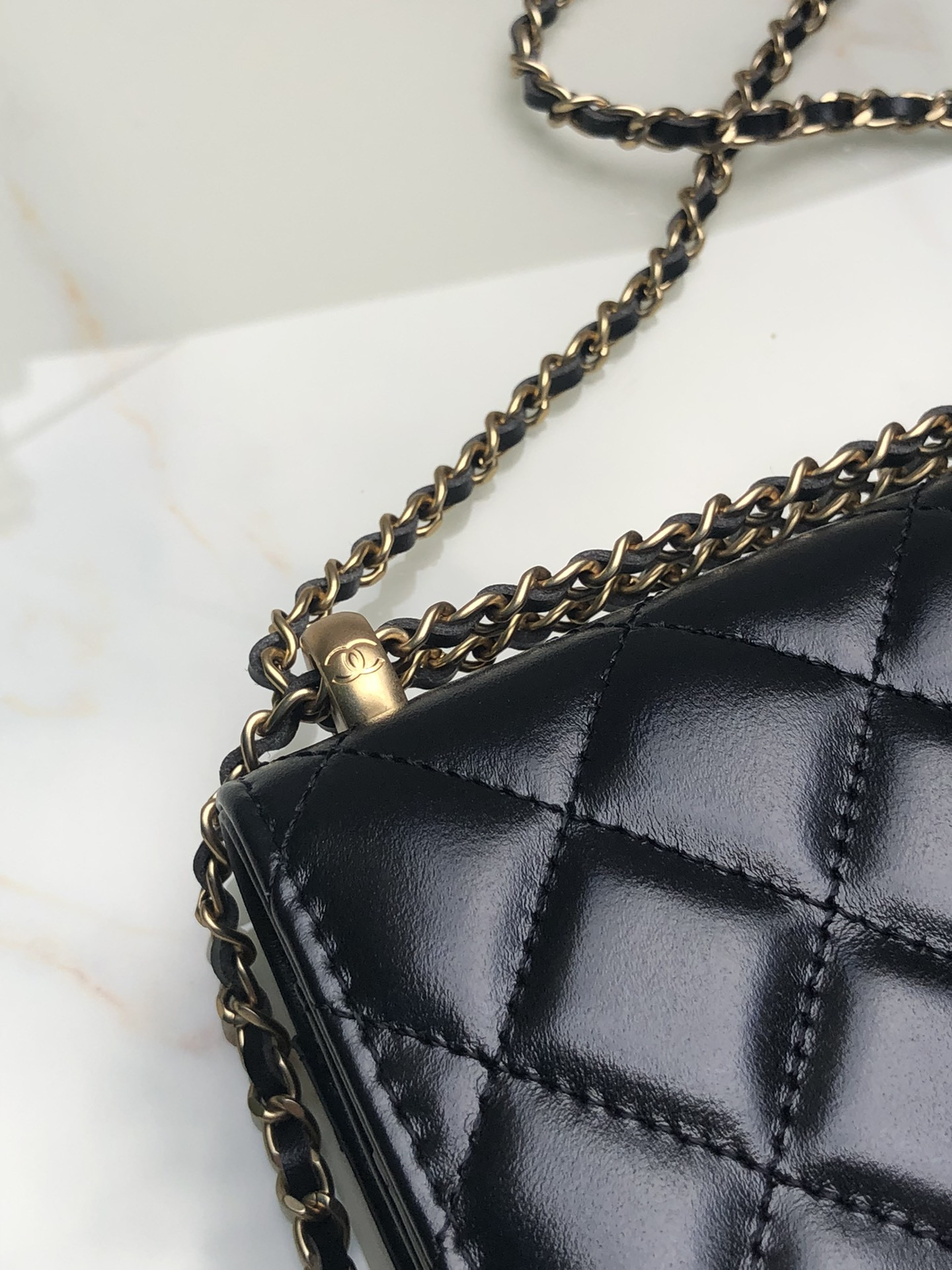Ch**el CLASSIC WALLET ON CHAIN Black 4.8 × 7.5 × 1.4 in