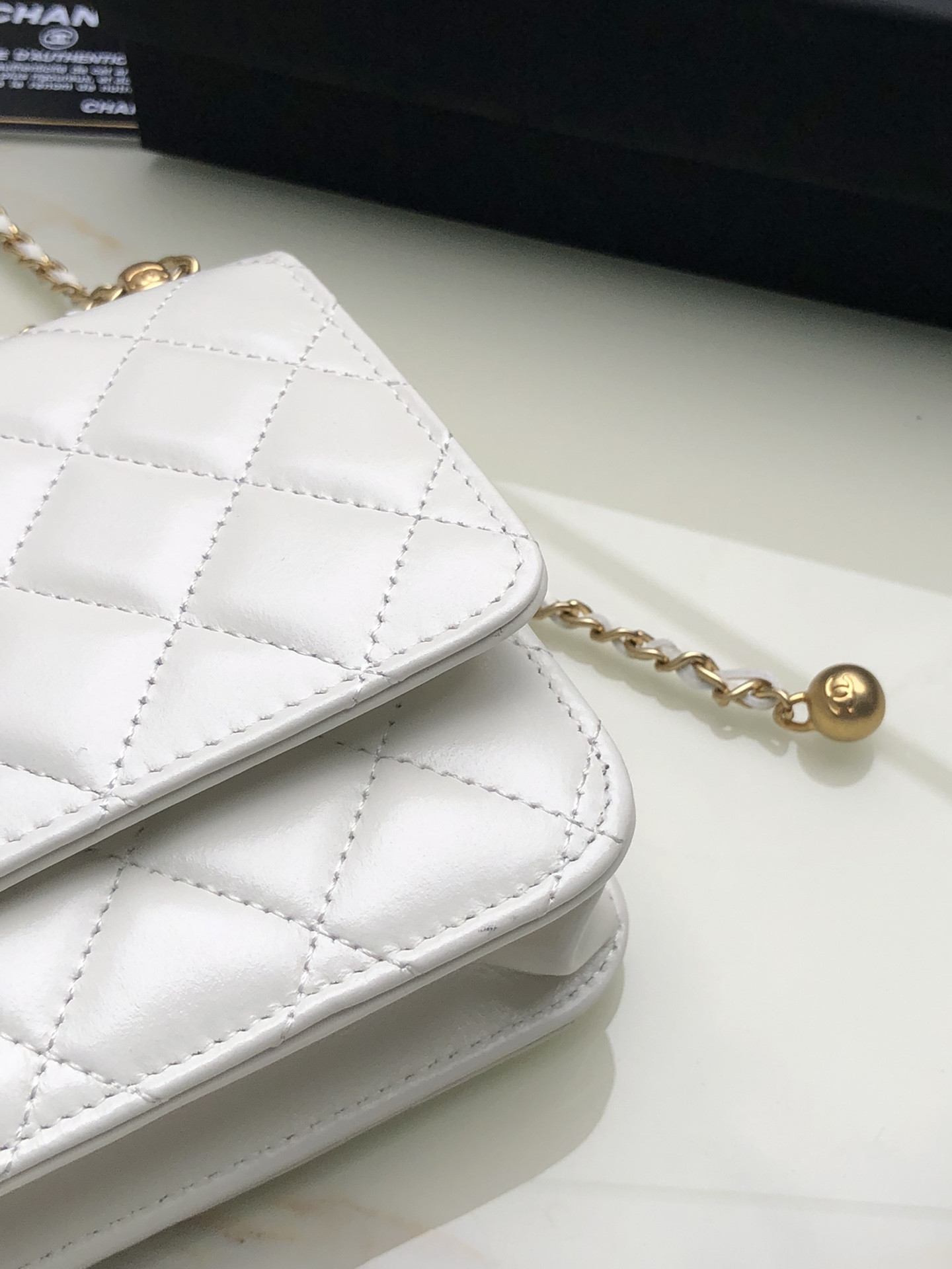 Ch**el CLASSIC WALLET ON CHAIN WHITE 4.8 × 7.5 × 1.4 in