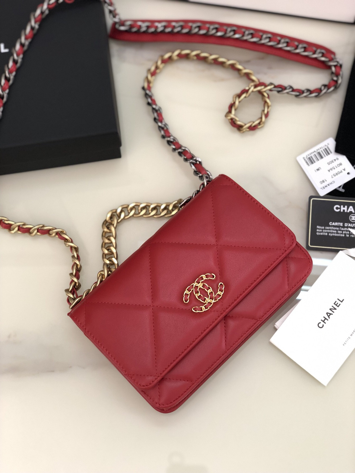 Ch**el CLASSIC WALLET ON CHAIN RED 4.8 × 7.5 × 1.4 in