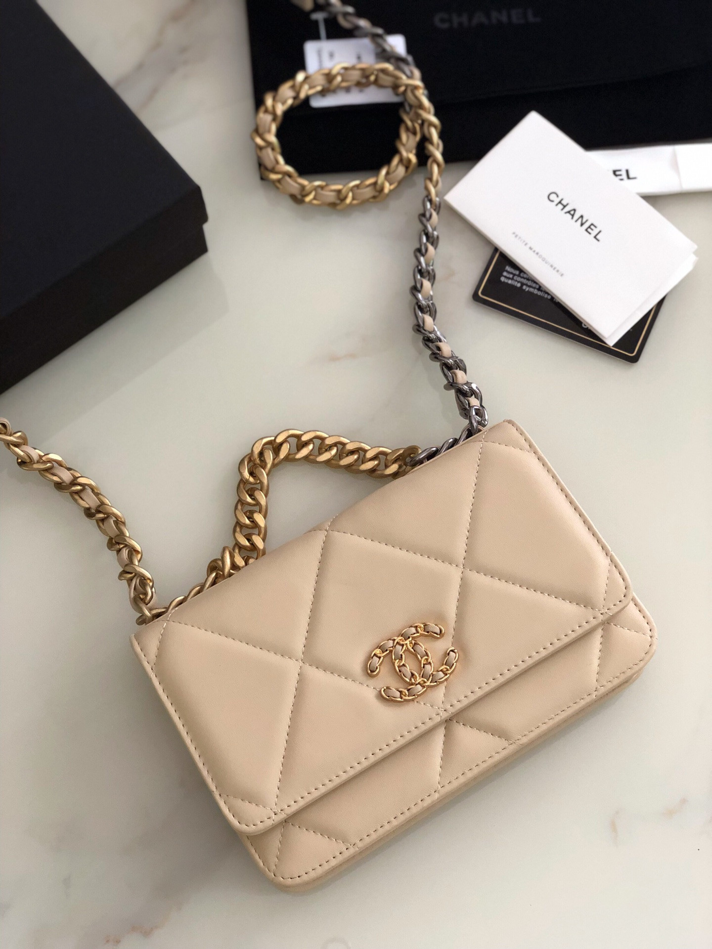 Ch**el CLASSIC WALLET ON CHAIN 4.8 × 7.5 × 1.4 in