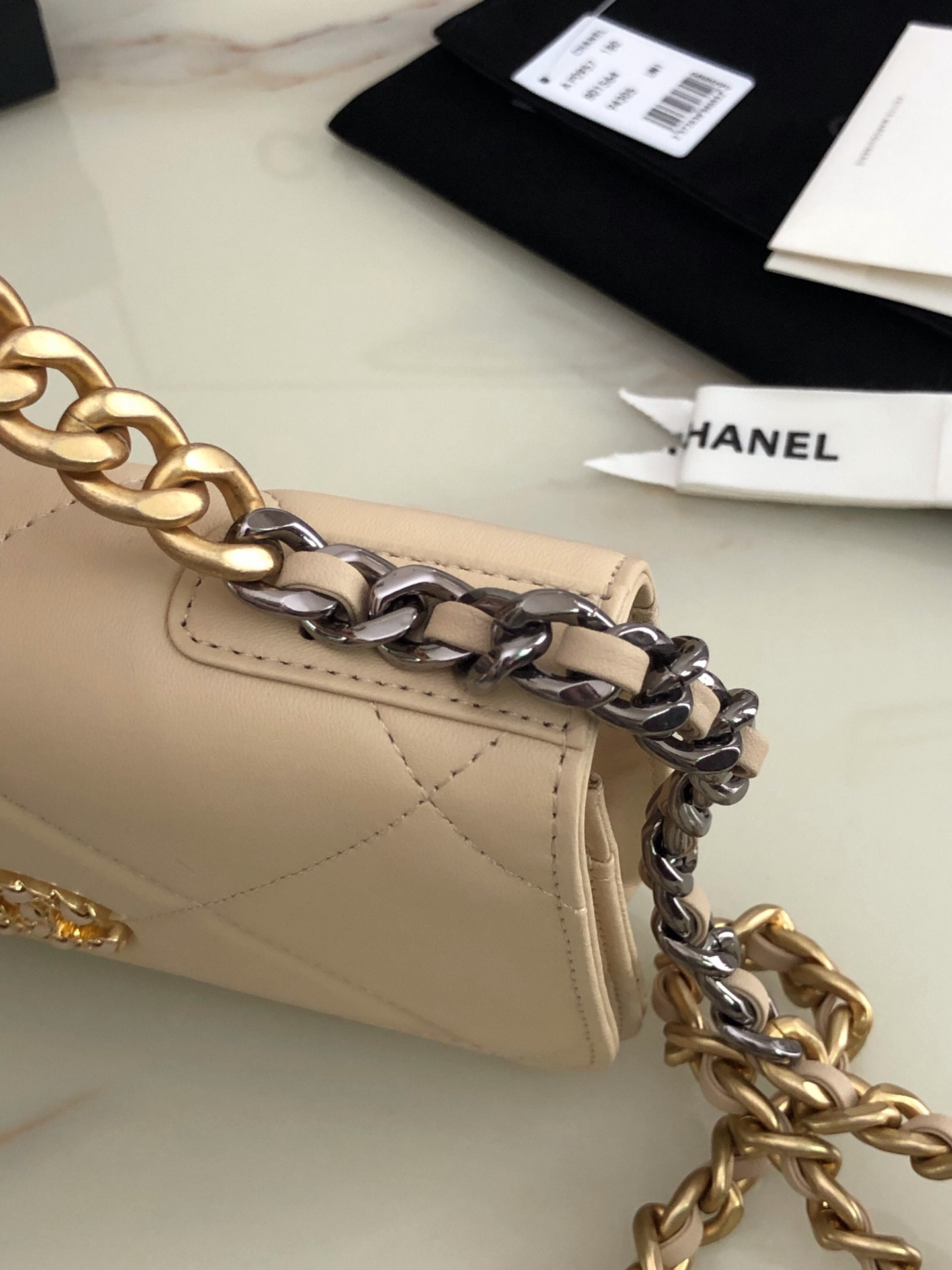 Ch**el CLASSIC WALLET ON CHAIN 4.8 × 7.5 × 1.4 in