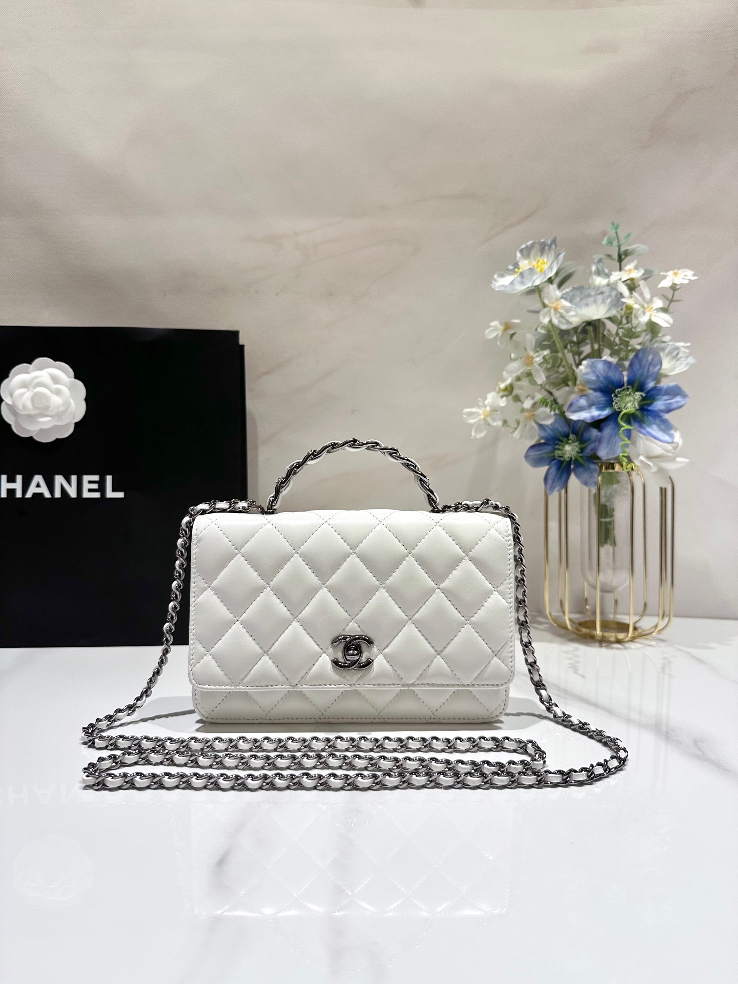 Ch**el CLASSIC WALLET ON CHAIN 4.8 × 7.5 × 1.4 in
