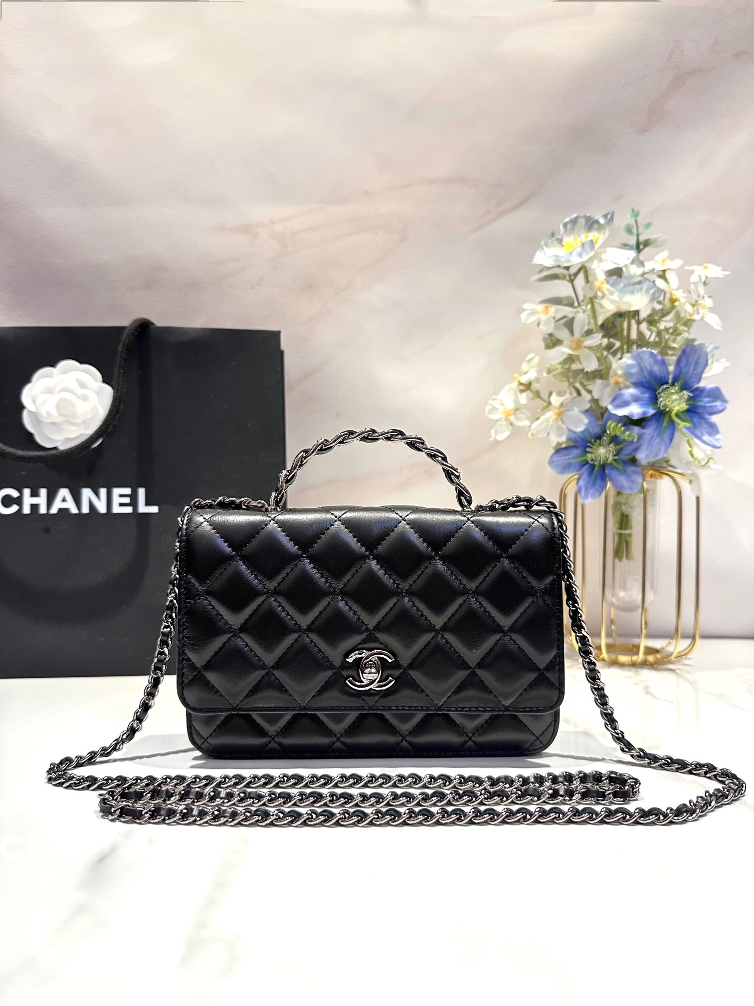 Ch**el CLASSIC WALLET ON CHAIN 4.8 × 7.5 × 1.4 in