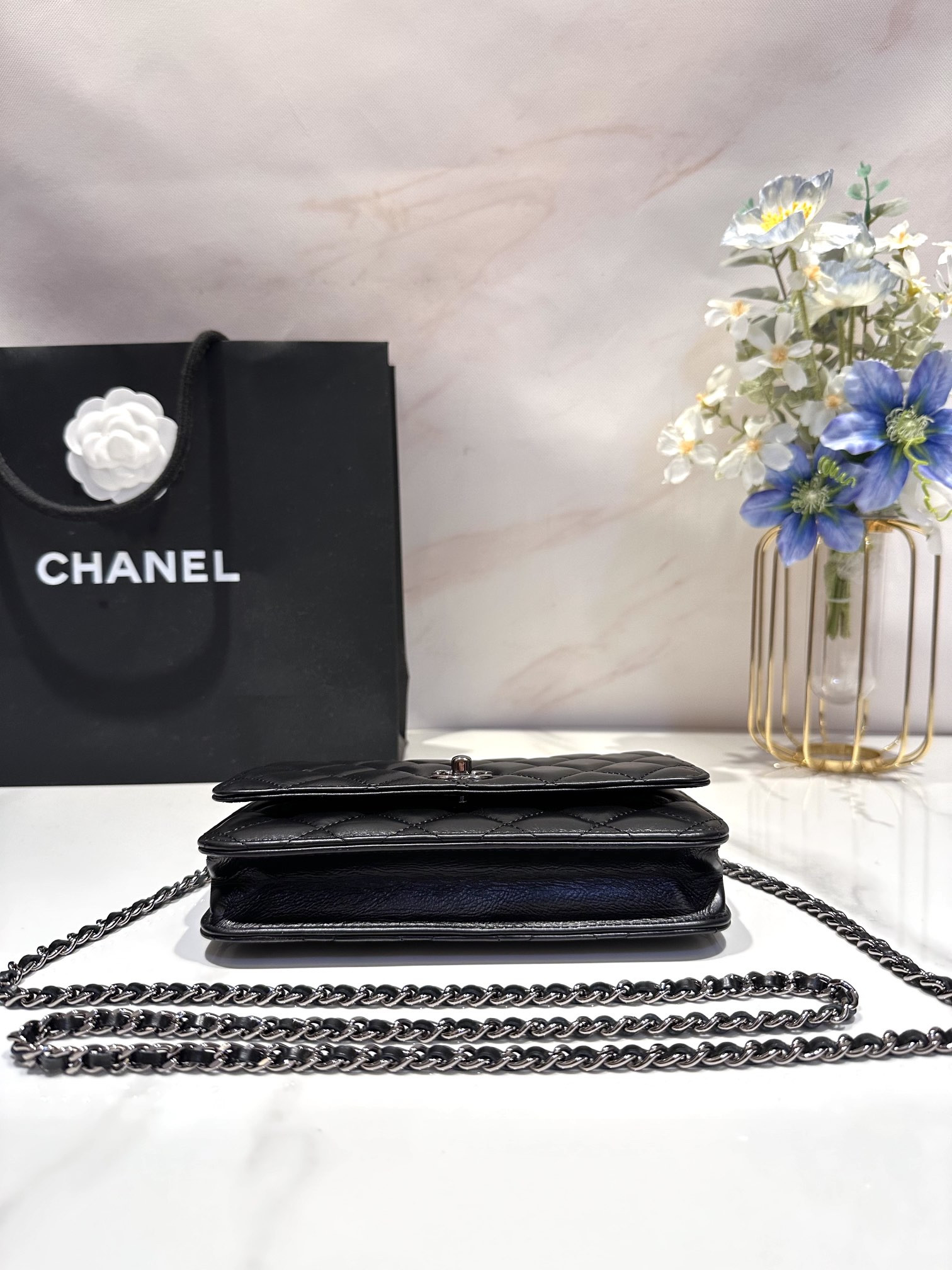 Ch**el CLASSIC WALLET ON CHAIN 4.8 × 7.5 × 1.4 in