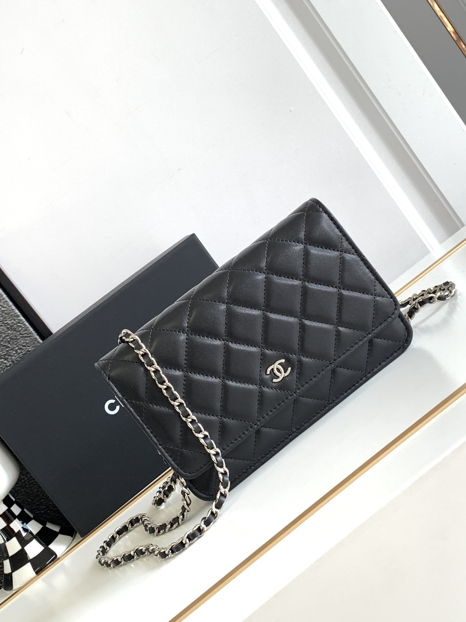 Ch**el CLASSIC WALLET ON CHAIN 4.8 × 7.5 × 1.4 in