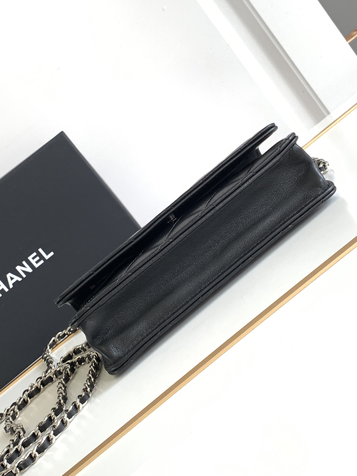 Ch**el CLASSIC WALLET ON CHAIN 4.8 × 7.5 × 1.4 in