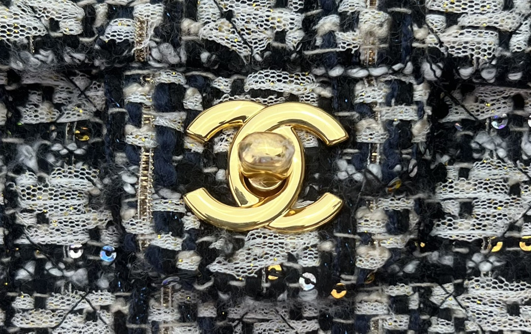 Ch**el MINI CLASSIC 11.12 HANDBAG Tweed & Gold-Tone Metal 4.7 × 7.8 × 2.3 in