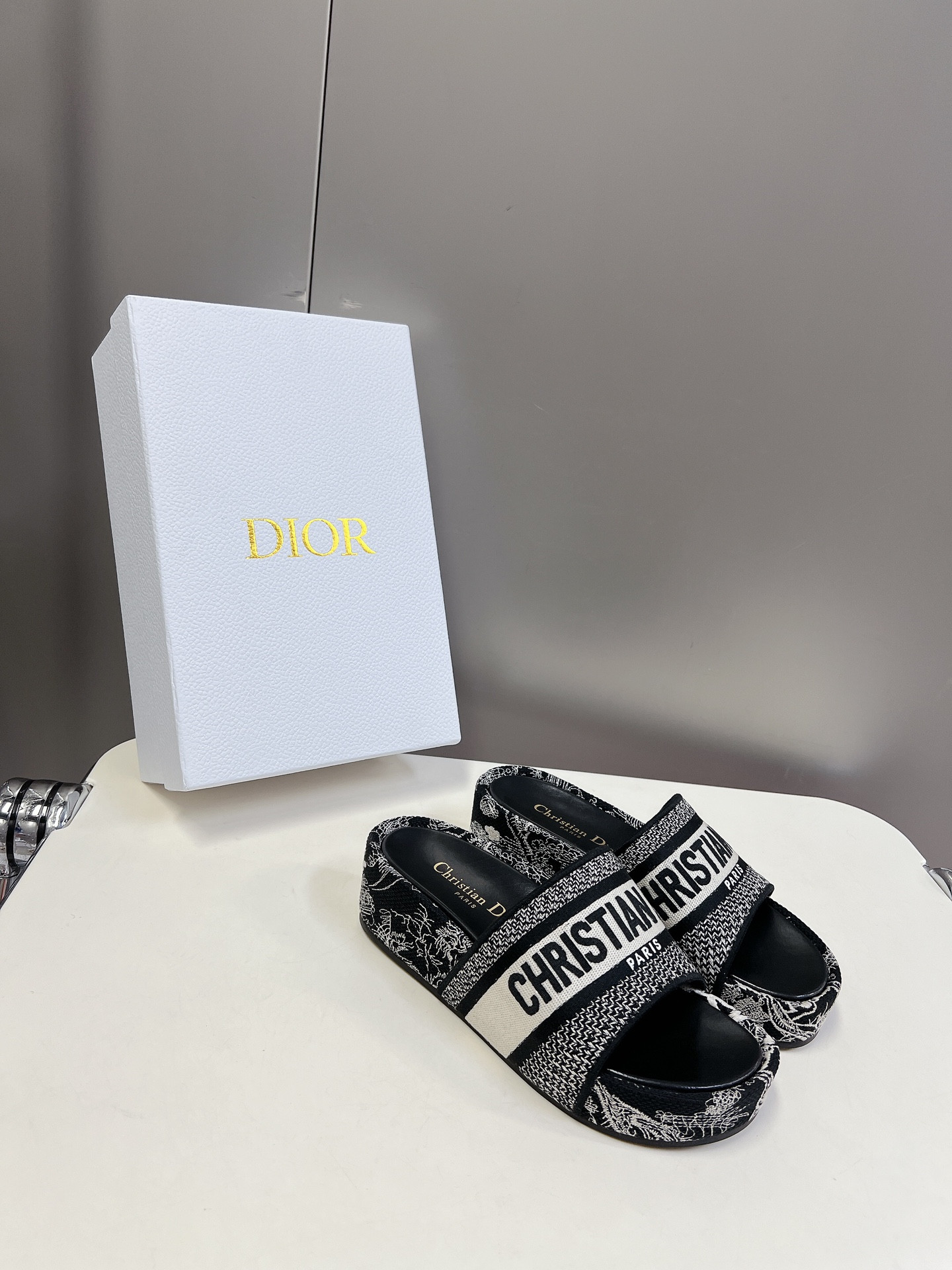 UA D10r Platform Sandals