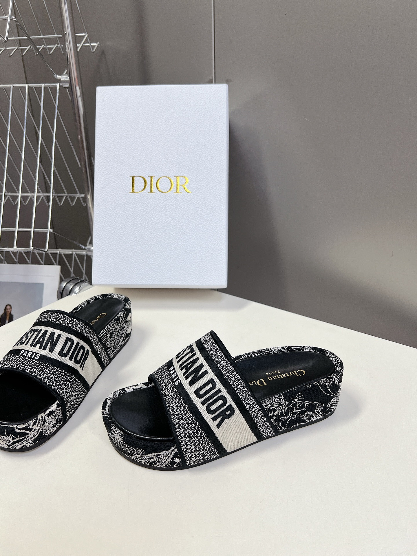 UA D10r Platform Sandals