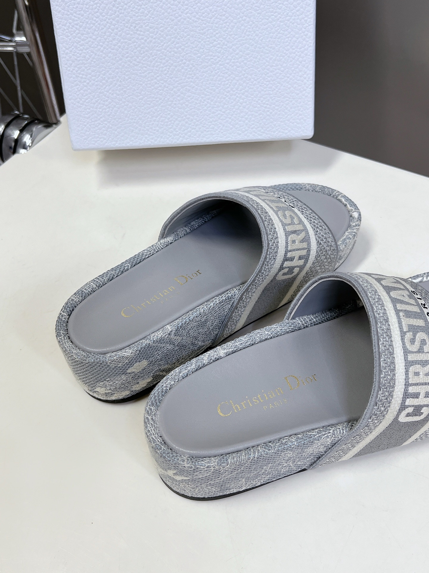 UA D10r Platform Sandals