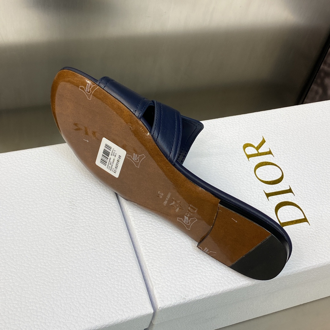 UA D10r 30 Montaigne Slide