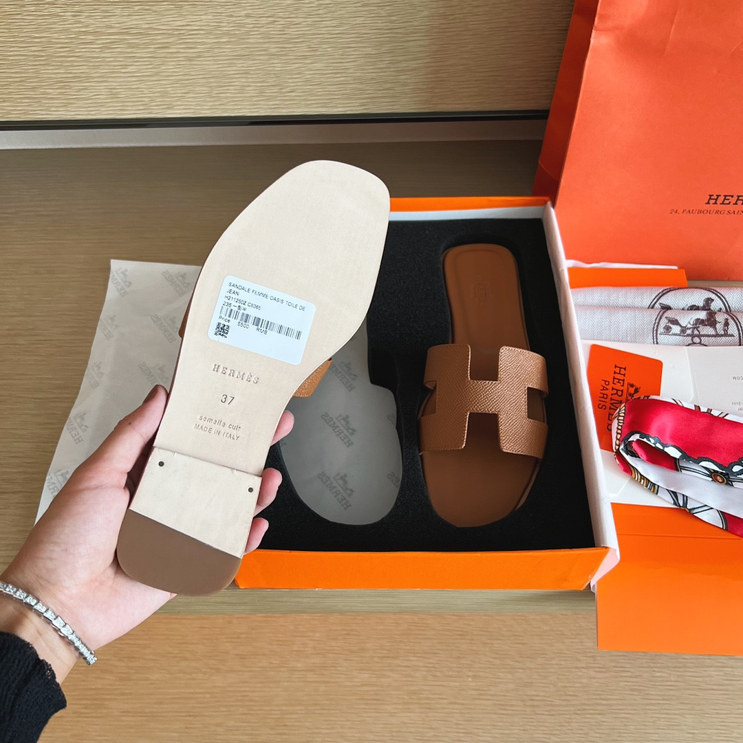 UA H**me5 Oran sandal