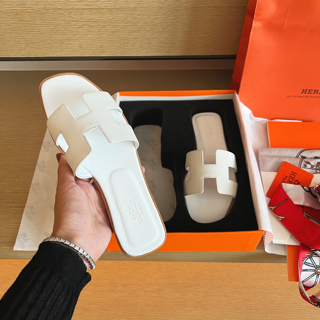 UA H**me5 Oran sandal