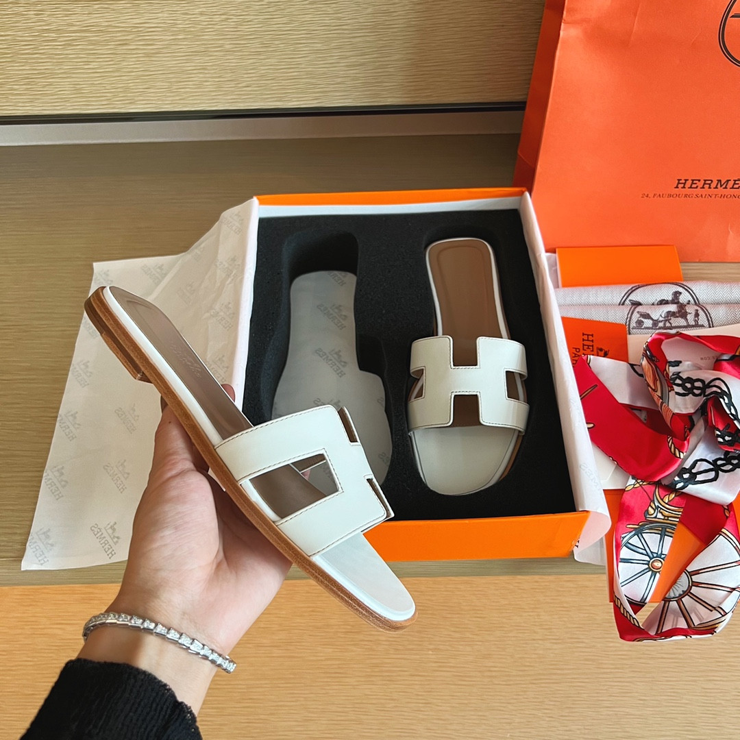 UA H**me5 Oran sandal