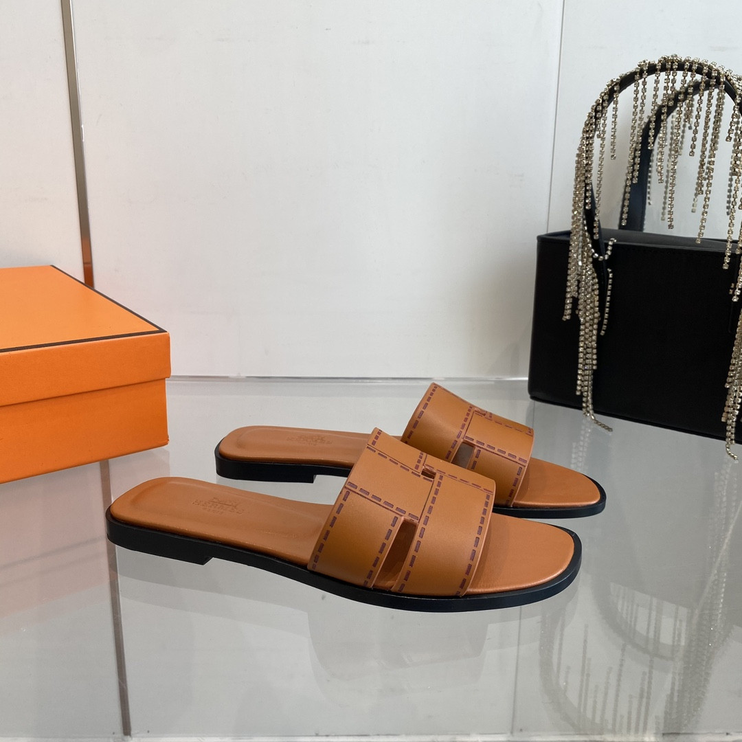 UA H**me5 Idioma sandal