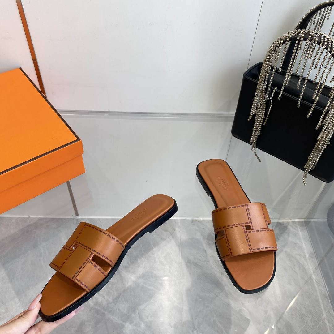 UA H**me5 Idioma sandal