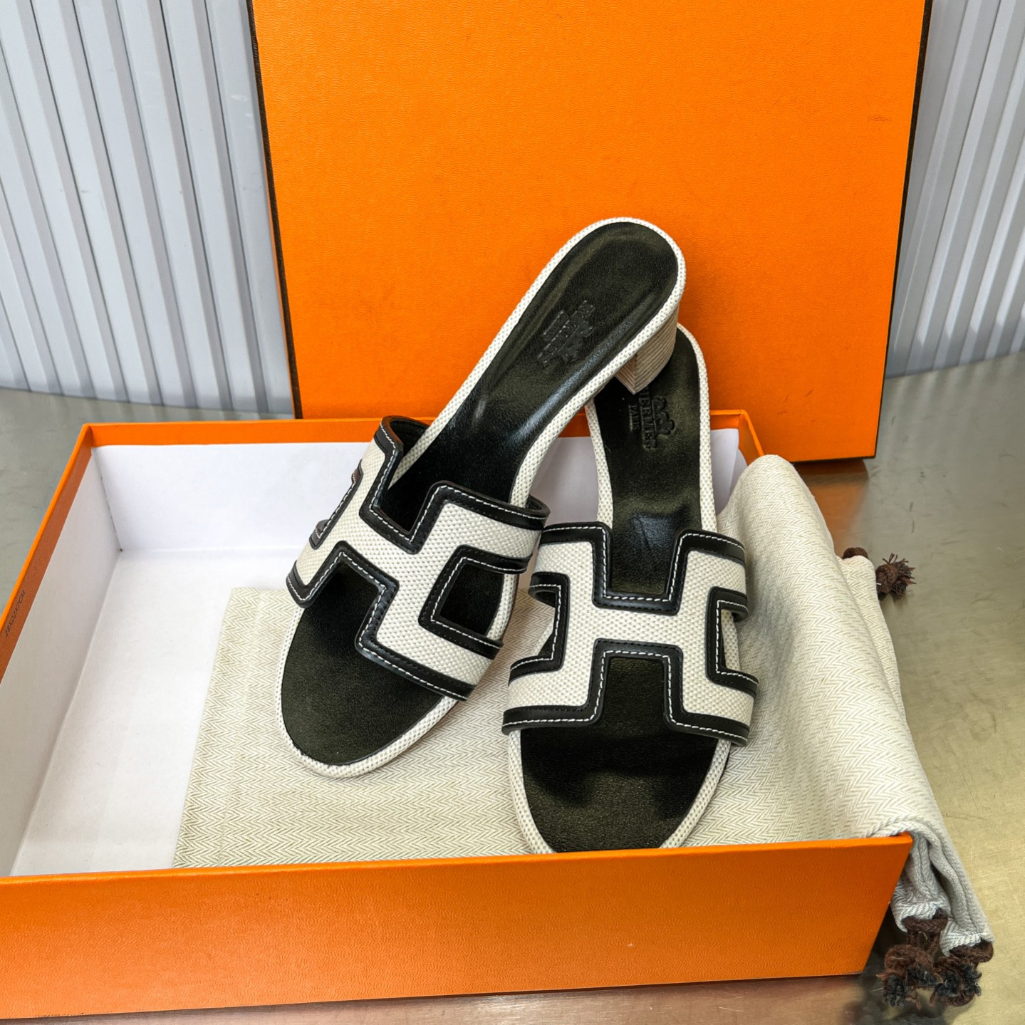 UA H**me5 Oasis sandal