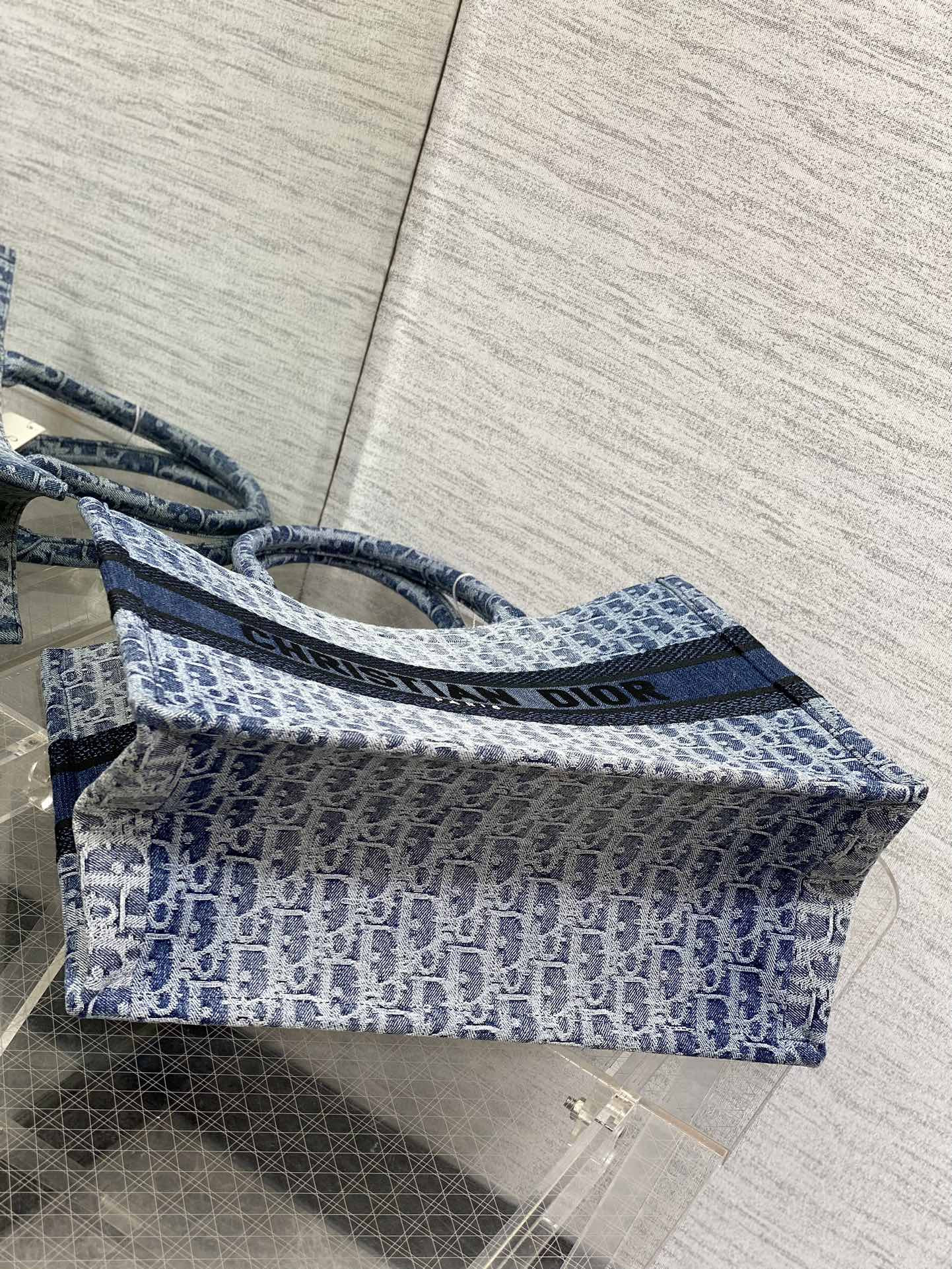 medium d10r book tote blue De*1m d10r oblique jacquard 36 x 27.5 x 16.5 cm