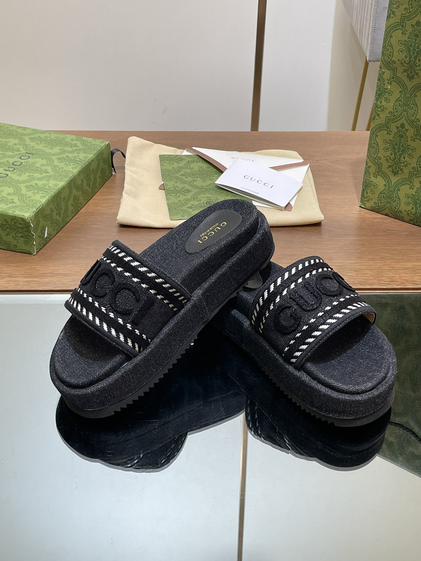 UA Gvc*1 SLIDE SANDAL WITH Gvc*1 SCRIPT