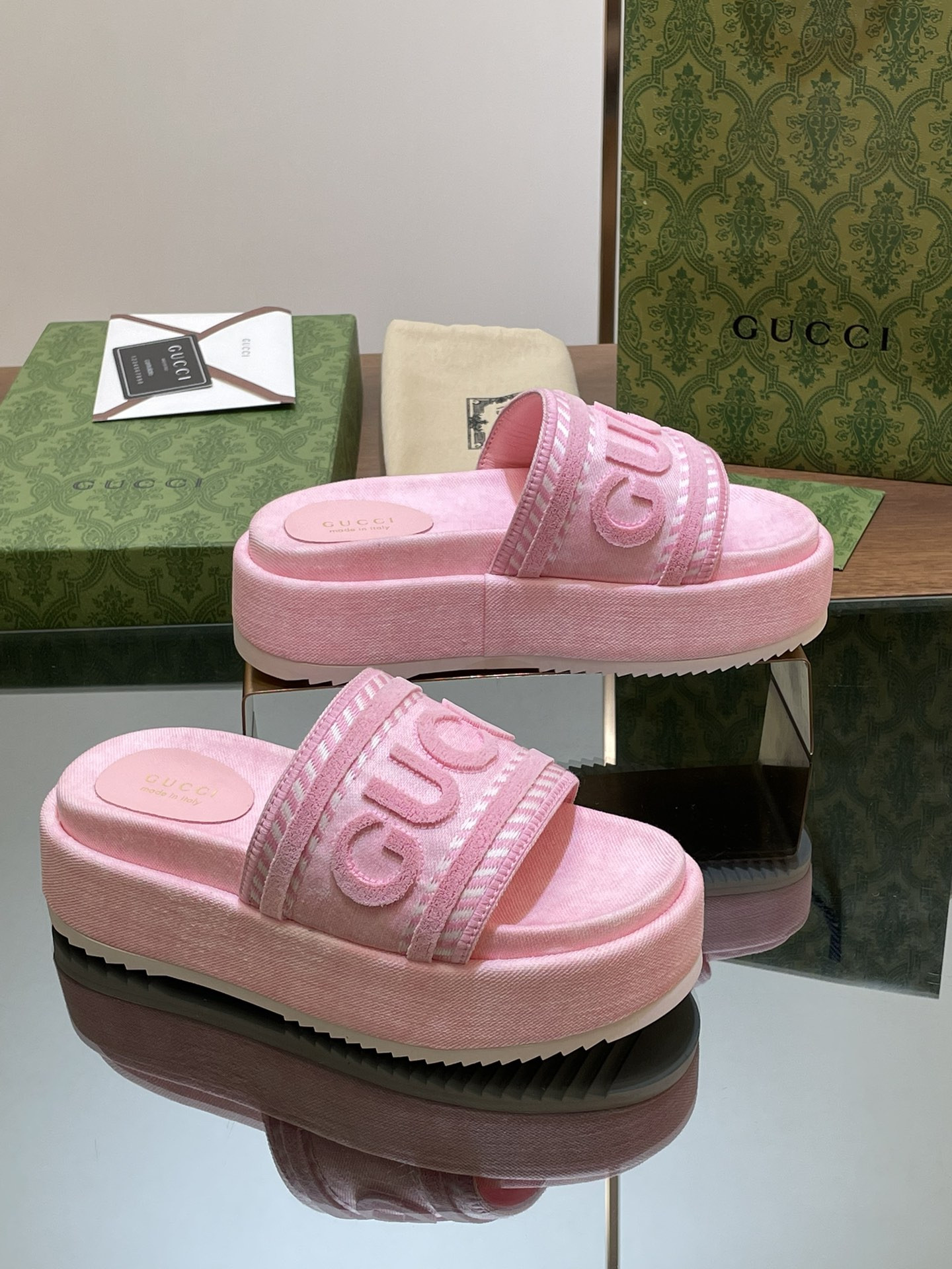 UA Gvc*1 SLIDE SANDAL WITH Gvc*1 SCRIPT