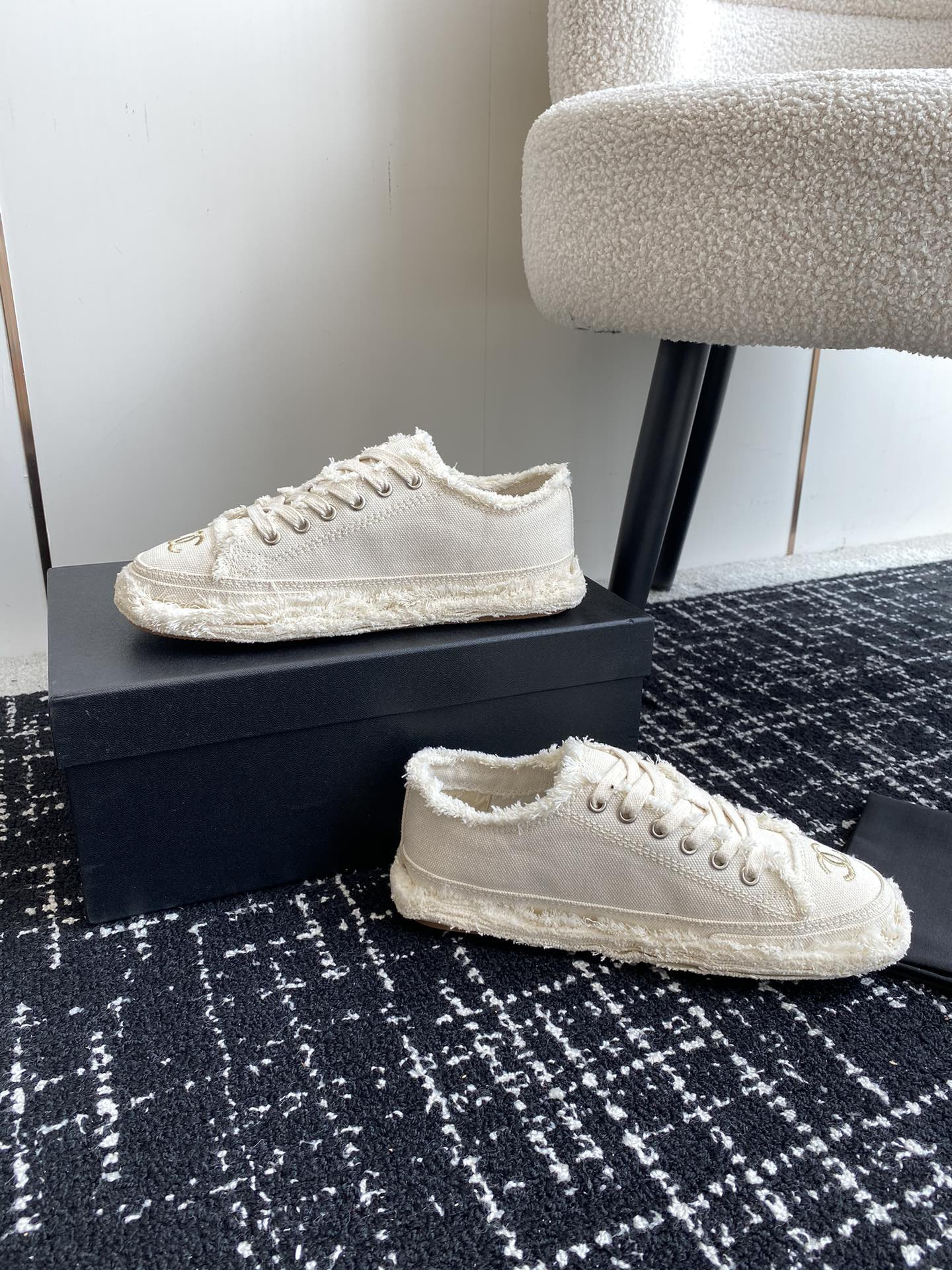 UA Ch**el SNEAKER
