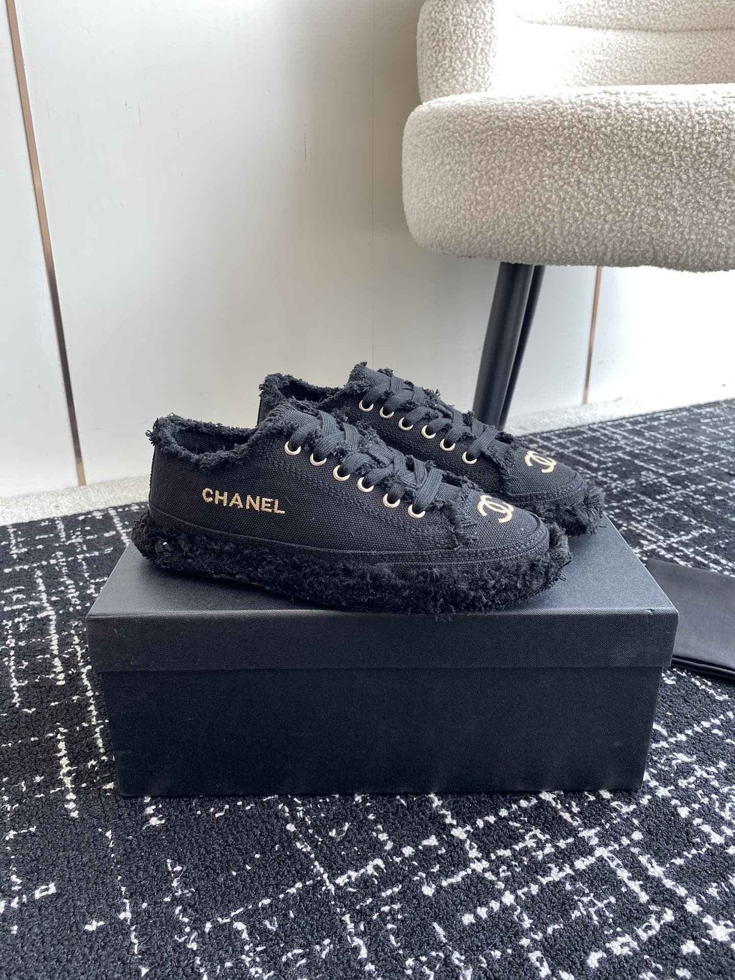 UA Ch**el SNEAKER