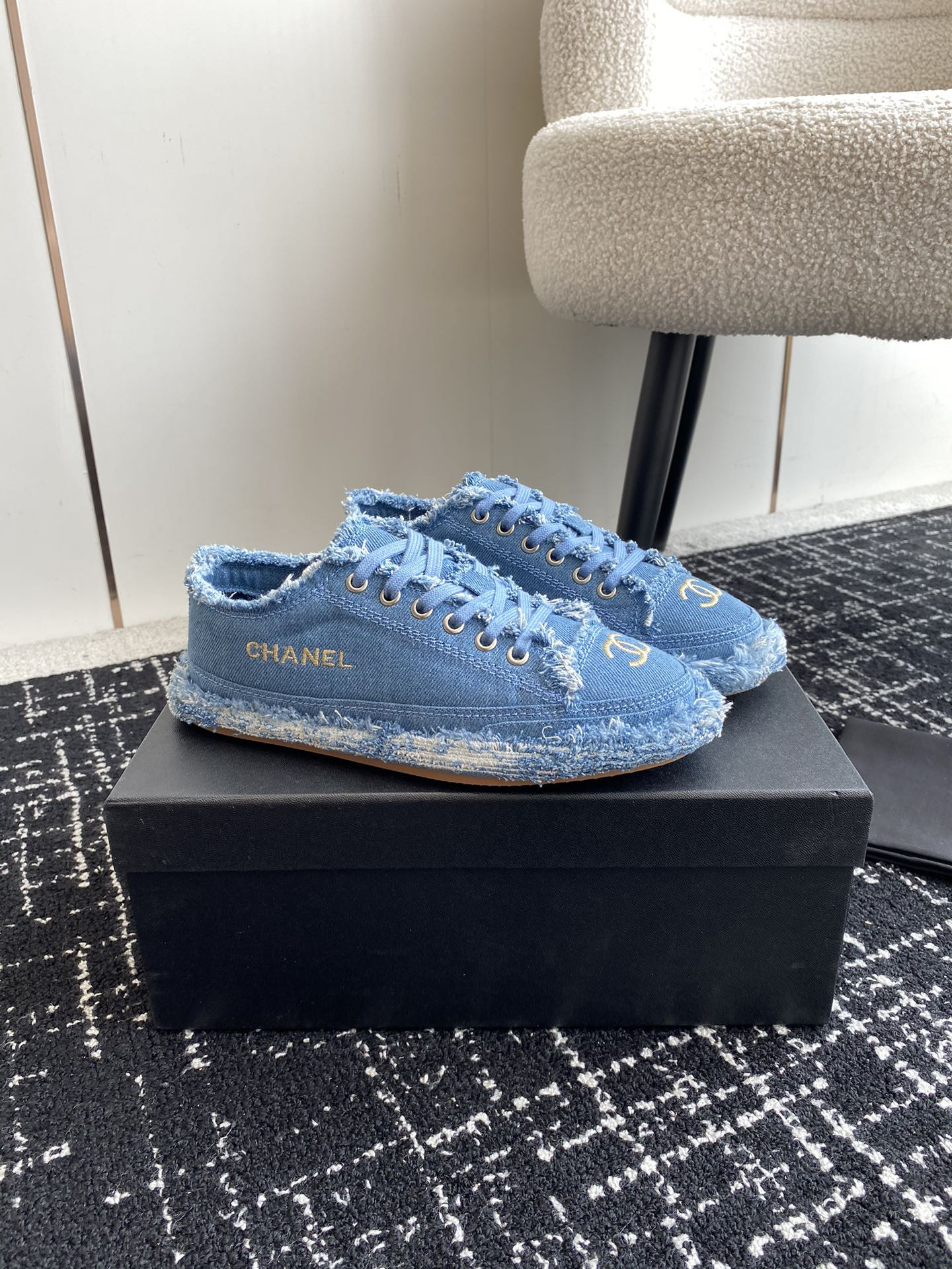 UA Ch**el SNEAKER