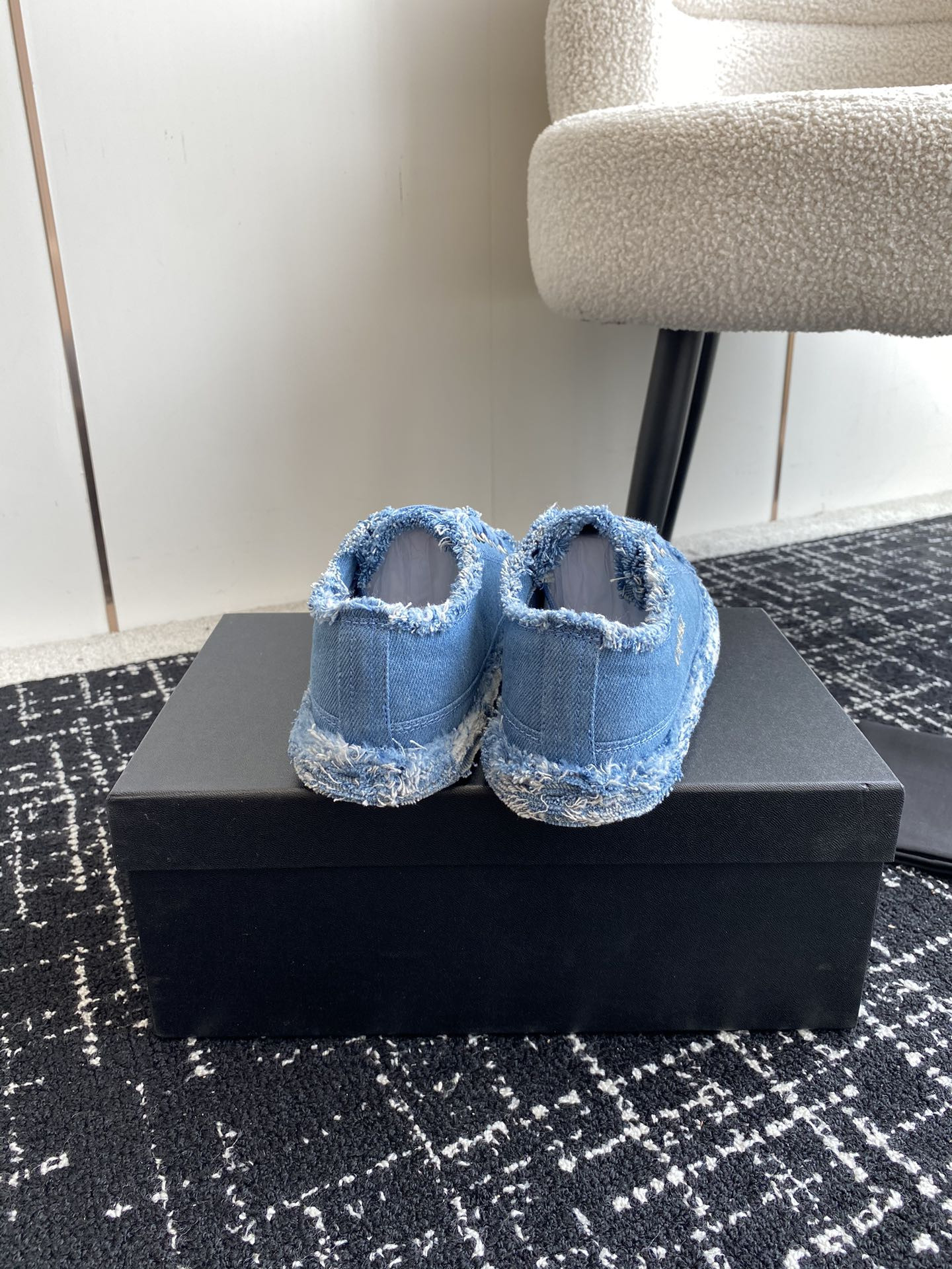 UA Ch**el SNEAKER