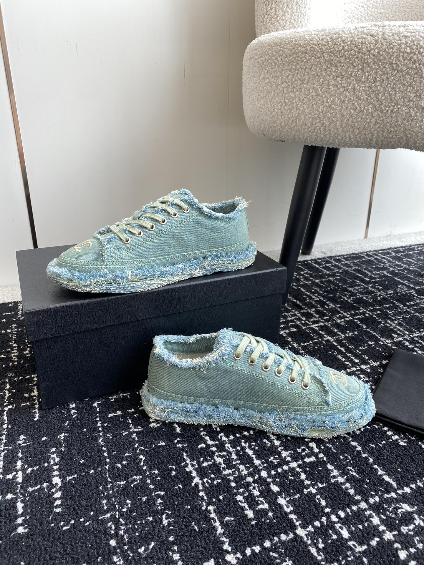 UA Ch**el SNEAKER