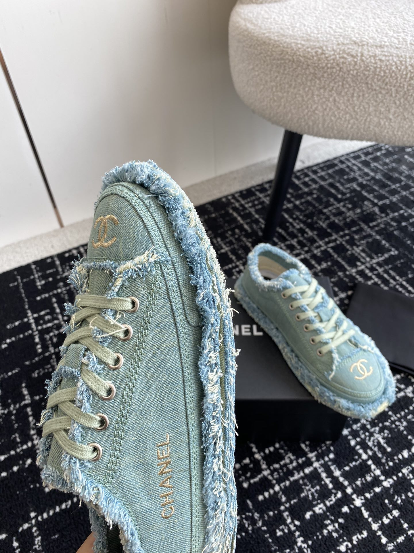 UA Ch**el SNEAKER