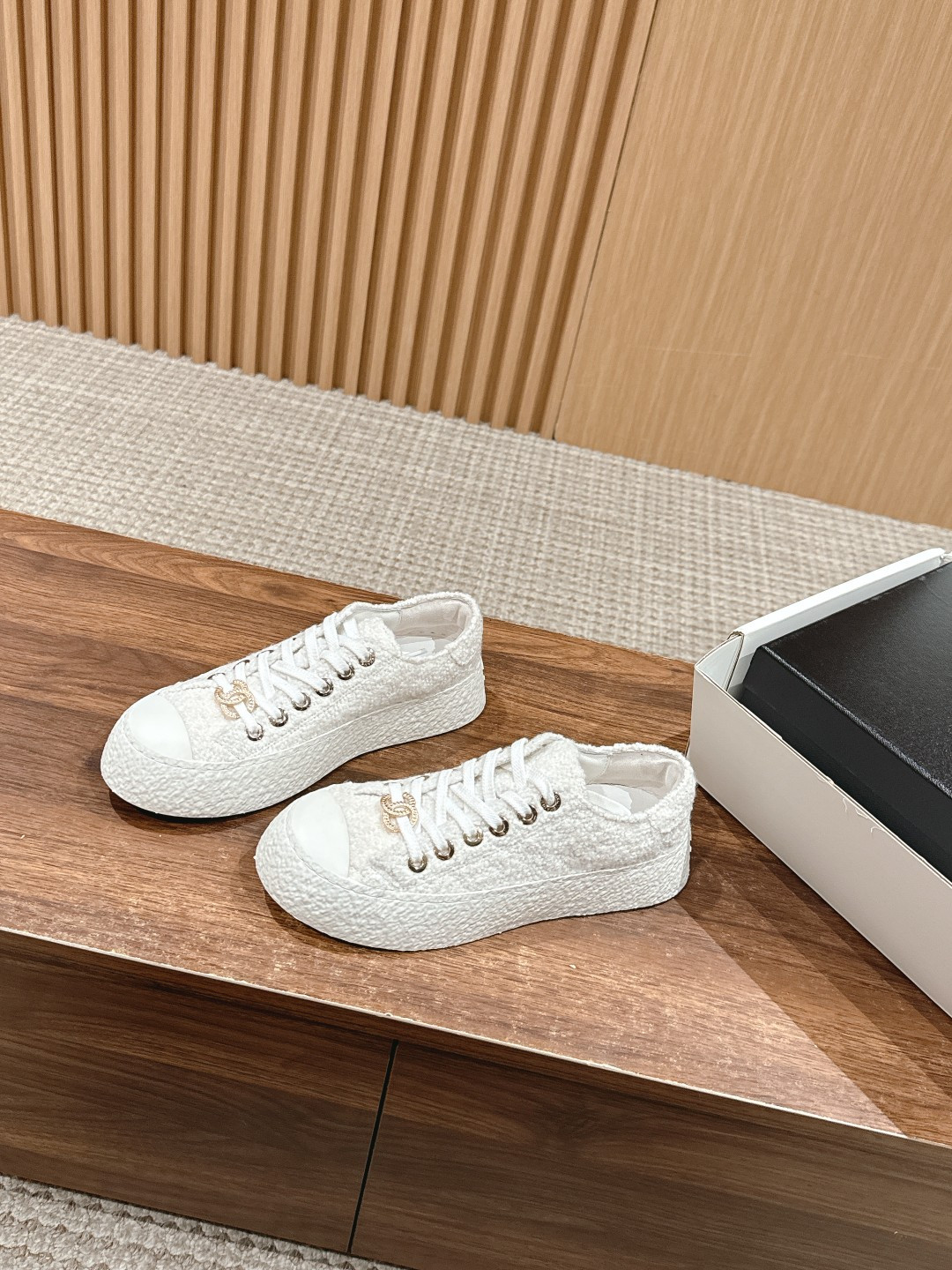 UA Ch**el SNEAKER