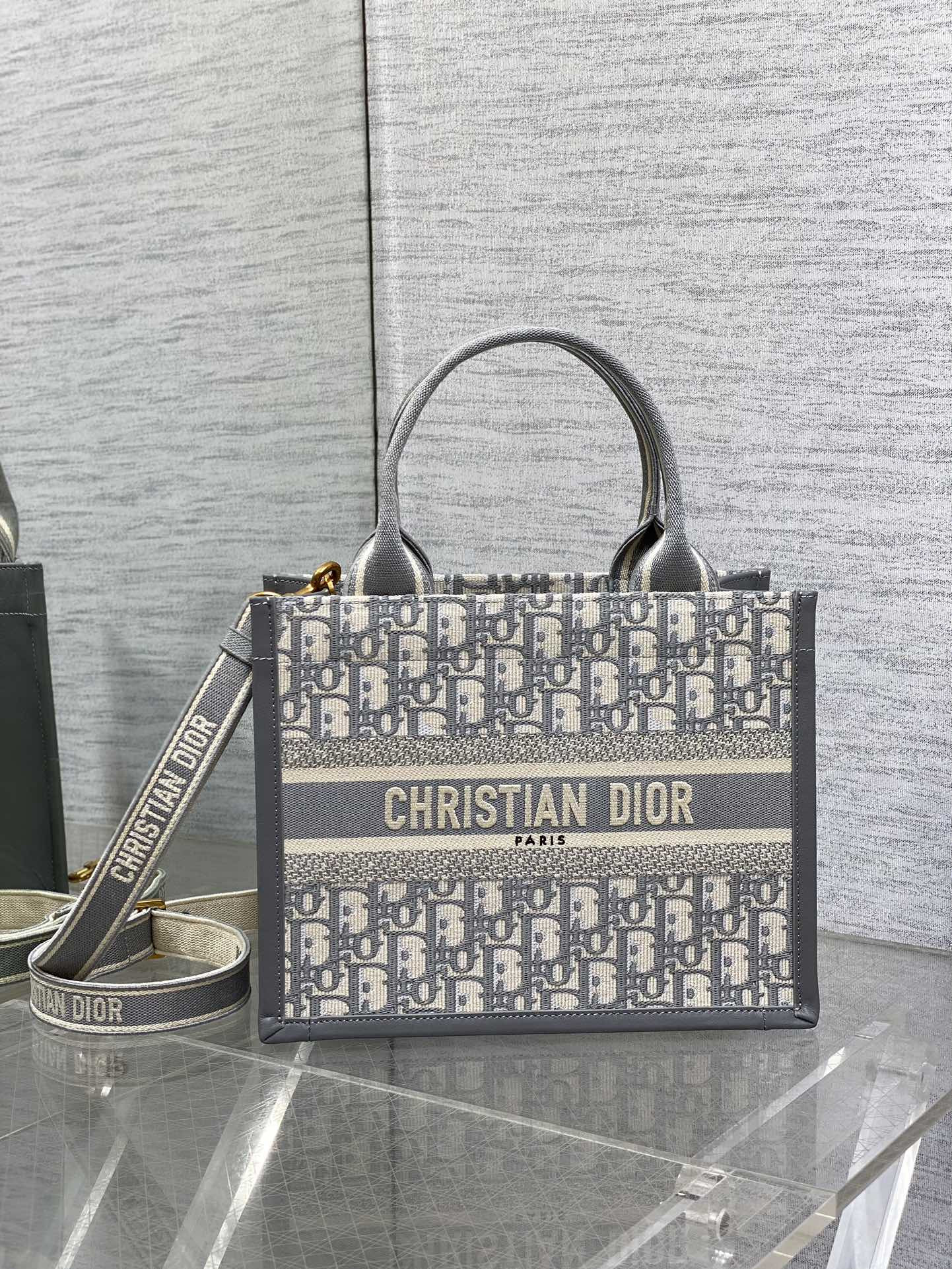 D10r Small D10r Book Tote Gray D10r Oblique Embroidery and Calfskin 26.5 x 21 x 14 cm