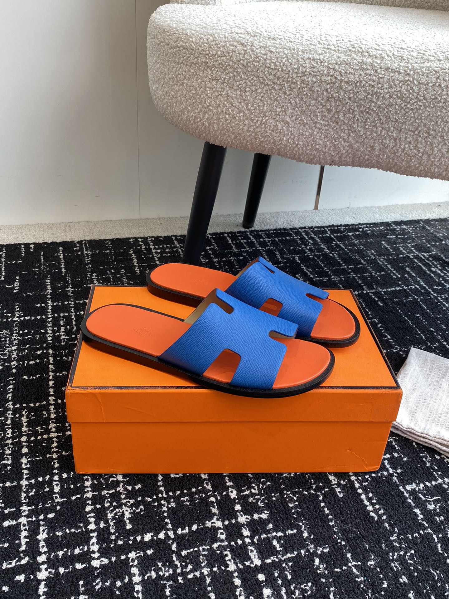 UA H**me5 Izmir sandal