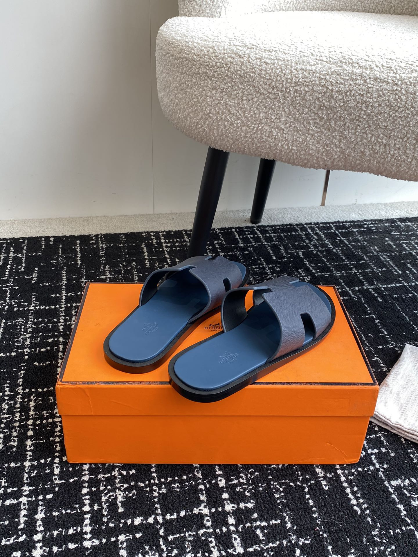 UA H**me5 Izmir sandal