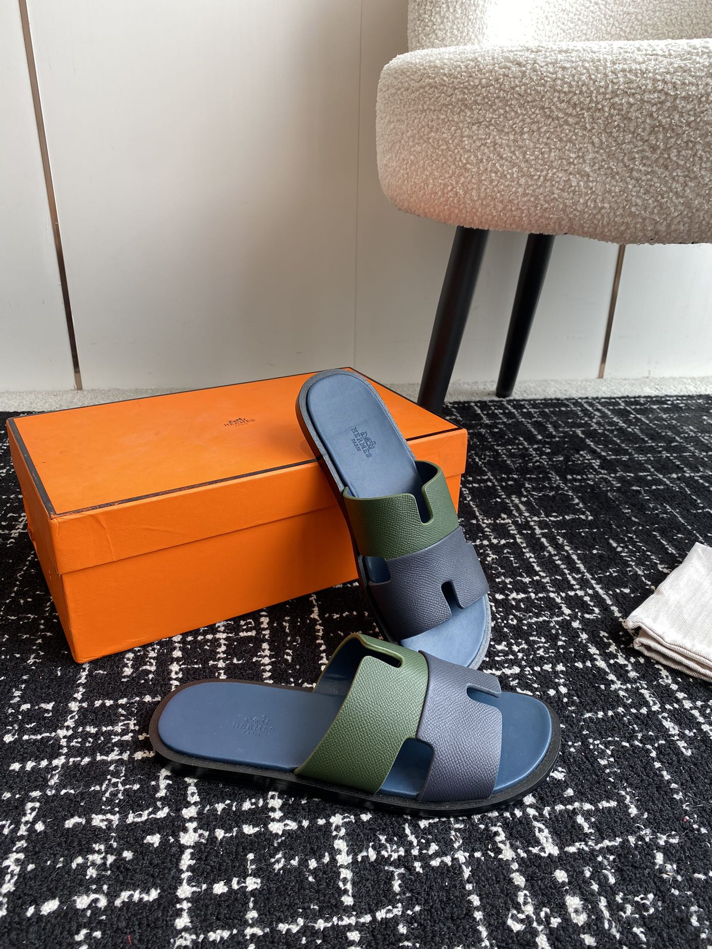 UA H**me5 Izmir sandal