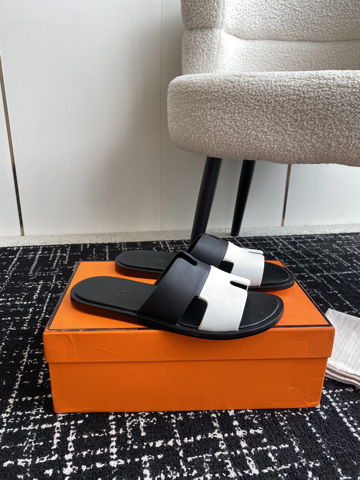 UA H**me5 Izmir sandal