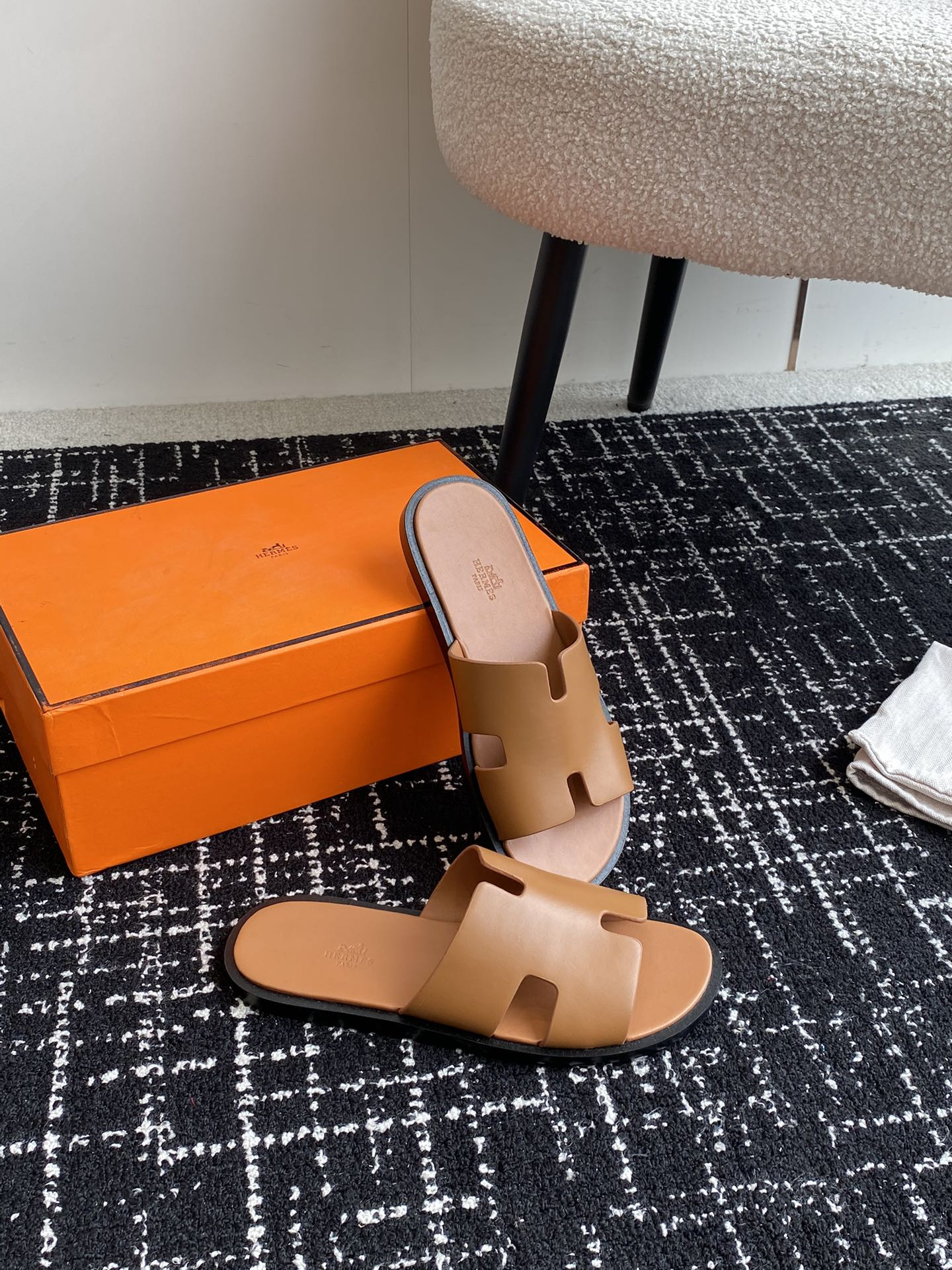 UA H**me5 Izmir sandal